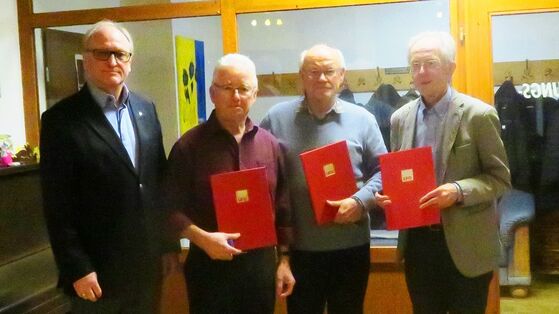 Hp Hauke ehrte Karl Kölblin für 60,Hans Wieske für 50 und Friedrich Kupsch für 25 Jahre in der SPD. Foto: E. Hauke