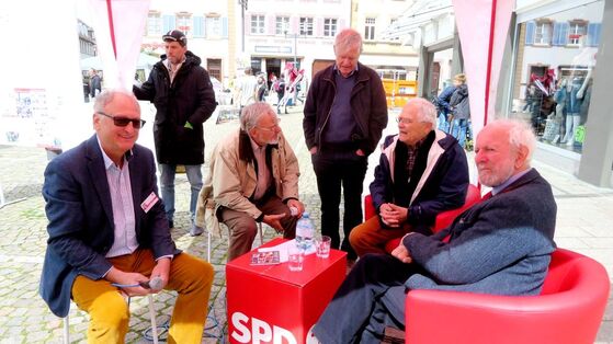 Stets gut besucht war die event-lounge, hier Hanspeter Hauke im Gespräch mit Ernst-Ulrich von Weizsäcker und Passanten