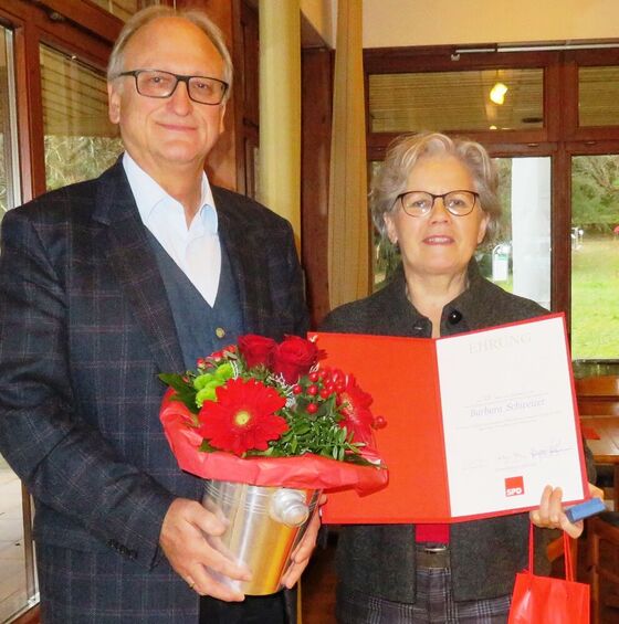 Hanspeter Hauke ehrte Barbara Schweizer für 25 Jahre SPD-Mitgliedschaft mit Brosche, Urkunde, Wein und Blumen. Foto: Eva