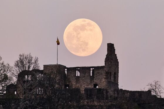 Mond über Hochburg. Foto: Harald Janzer