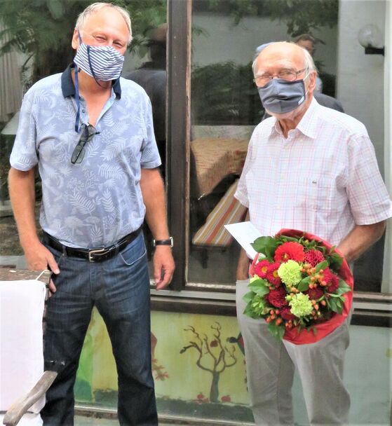 Glückwünsche mit Maske zum Geburtstag: Hanspeter Hauke und Fritz Kendel. Foto: J. Kendel