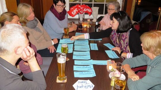 Stephanie Schick und Interessierte beim Themenstammtisch. Foto: Hanspeter Hauke