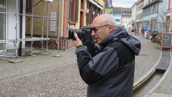 Harald Janzer hat die Kandidaierenden fest im Blick. Foto: Hanspeter Hauke